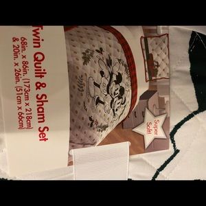 Disney Christmas pattern quilt and sham set- new